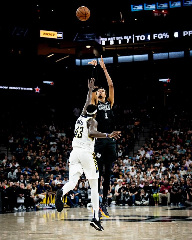  文班亚马惊艳盖帽集锦，马刺主场力克湖人展潜力